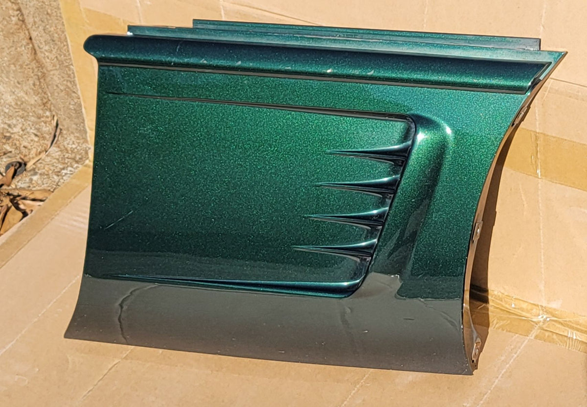1995-1996 CORVETTE PASSENGER SIDE FRONT FENDER GREEN C4 LT1 GOOD